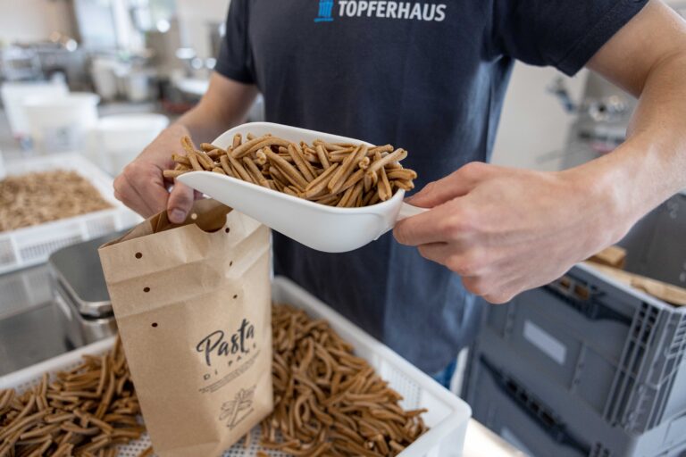 Stiftung Töpferhaus Klient:innen bei Produktion von Produkt Pasta
